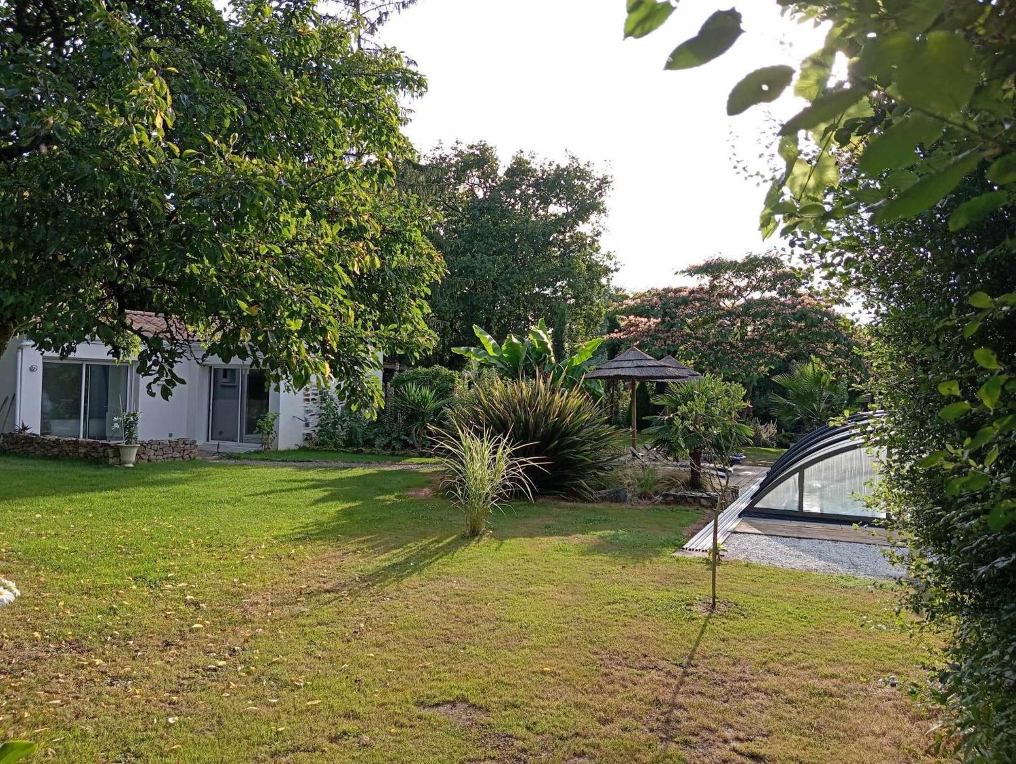 Mas Des Vignes Piscine Chauffee Bed & Breakfast Le Champ-Saint-Pere Exterior photo